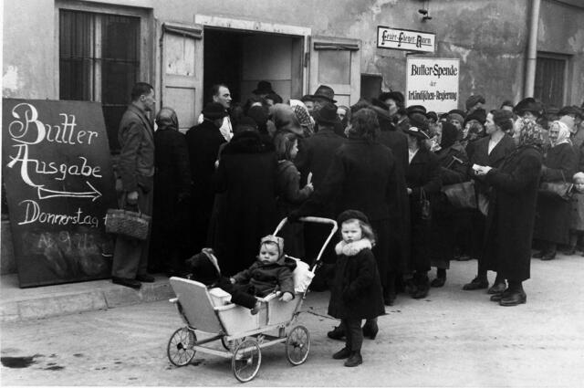 Damals 1946: Butterspende für die Linzer Bevölkerung
Nach dem Ende des Zweiten Weltkrieges war die Ernährungssituation der Linzer Bevölkerung lange Zeit katastrophal. Die Stadtverwaltung versuchte die Not der Bevölkerung durch mehrere Volksküchen zu lindern, in denen billiges Essen ausgegeben wurde. Da die inländischen Lebensmittelvorräte nicht ausreichten, liefen bald alliierte und internationale Hilfsaktionen an, so wie diese Butterspende aus Irland. | Foto: Archiv der Stadt Linz
