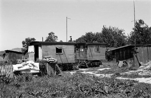 Damals 1939: Die Elendssiedlung in der Hagenau
Östlich des verbauten Stadtgebietes entstanden zu Beginn der 1920er Jahre Notunterkünfte für mittellose Zuzügler – von Urfahr (Am Damm) über die Katzenau, Im Hühnersteig bis in die Hagenau lebten hunderte Menschen in ärmlichsten Verhältnissen in Barackensiedlungen. Während und nach dem Zweiten Weltkrieg verschärfte sich das Problem noch, die letzten Baracken verschwanden erst in den Sechzigerjahren. | Foto: Archiv der Stadt Linz