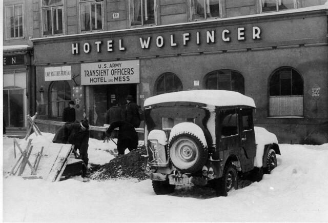 Damals 1947: Amerikanische Einrichtungen im Hotel Wolfinger
Nach dem Einmarsch der amerikanischen Truppen im Mai 1945 und der Aufteilung Oberösterreichs unter den Besatzungsmächten, installierten die Amerikaner eine Militärregierung. Für die Unterbringung von Institutionen aber auch der Soldaten wurden in Linz Gebäude konfisziert. So auch das Hotel Wolfinger am Hauptplatz, dass als Hotel für vorübergehend in Linz stationierte Soldaten der U.S. Army verwendet wurde. | Foto: Archiv der Stadt Linz