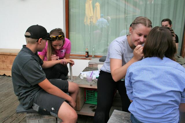 Leonie und Anna verzauberten die Kinder in der Schminkstation, bei der Schnitzeljagd oder beim Heuballen-Hupfen | Foto: Mair