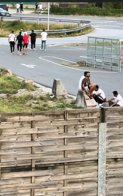 Asylsuchende neben dem Spar in Lengfelden. | Foto: Anonyme Anrainerin