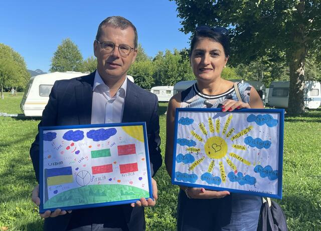 Der österreichische Generalkonsul in Mailand, Clemens Mantl, und Ehefrau Baharak Riahi-Pour werden von den Ukrainer*innen aus Irpin und Uman zum Dank beschenkt. | Foto: Isabel Riley