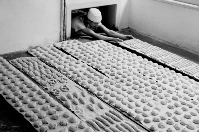 Damals 1933: Gebäckproduktion in der Bäckerei Brandl
Die Linzer Traditionsbäckerei wurde 1891 durch den aus der Steiermark stammenden Bäckermeister Alois Brandl in der Liststraße gegründet. Mitte der 1920er Jahre übersiedelte das Unternehmen an Standort in der Bismarckstraße. Wie der Standort so hat sich auch der Grundsatz der Herstellung von Gebäck und Brot in Handarbeit bis heute gehalten. Dafür ist die in vierter Generation geführte Bäckerei in Linz bekannt.
 | Foto: Archiv der Stadt Linz