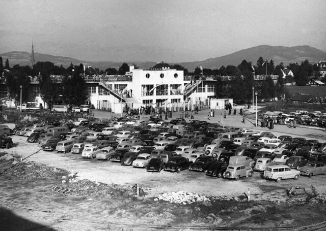 Damals 1955: Parkprobleme beim Stadion auf der Gugl
Das 1952 eröffnete Stadion auf der Gugl war für die Stadt gleichzeitig ein Symbol für den Wiederaufbau nach dem Krieg. Der damit verbundene Aufschwung der Wirtschaft und des Wohlstandes war dann größer als erwartet. So drängten sich durch die rasant voranschreitende Motorisierung der Bevölkerung schon bald die Fahrzeuge auf dem Parkplatz des Stadions, welcher ursprünglich für lediglich 200 Autos ausgelegt war. | Foto: Archiv der Stadt Linz