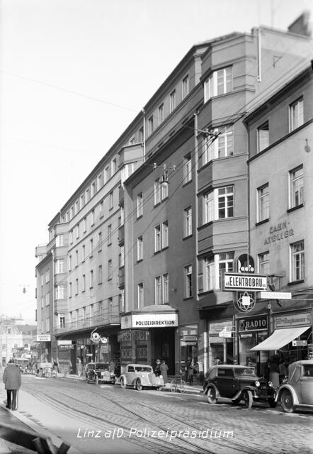 Damals in den 1930er-Jahren: Das ehemalige Hotel de l‘Europe
Das Gebäude Mozartstraße 6-10 wurde nach den Plänen des Architekten Hans Feichtlbauer erbaut. Das bis 1935 bestehende Hotel de l´Europe ging während der Wirtschaftskrise in Konkurs. Die Bundespolizeidirektion Linz blieb bis 1983. Der Neubau wurde bis zur Ecke Mozartstraße und Dametzstraße vorgezogen. In Anlehnung an den Altbau wurde die Gliederung der neuen Straßenfront mit einem Polygonalkern vorgenommen. | Foto: Archiv der Stadt Linz
