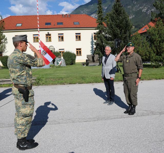Der Kommandant der ausgerückten Truppe meldet dem Militärkommandanten von Tirol. | Foto: Vizeleutnant Gerhard Eller