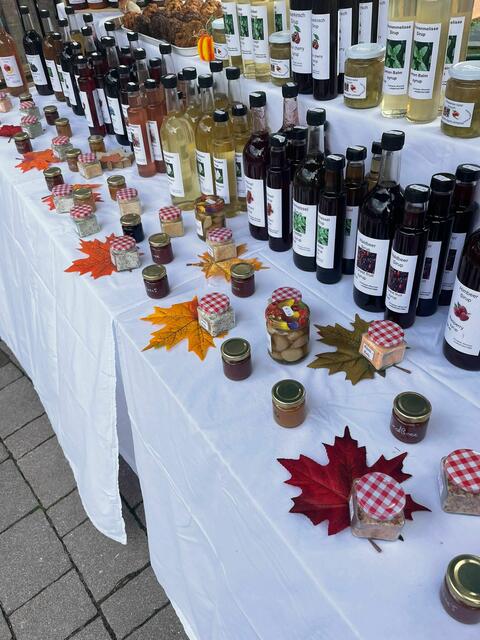 Viel Selbstgemachtes gab es beim Bauernmarkt des Uttendorfer Bauernherbstes zu kaufen. | Foto: TVB Uttendorf Weißsee/Thämlitz-Höllerer