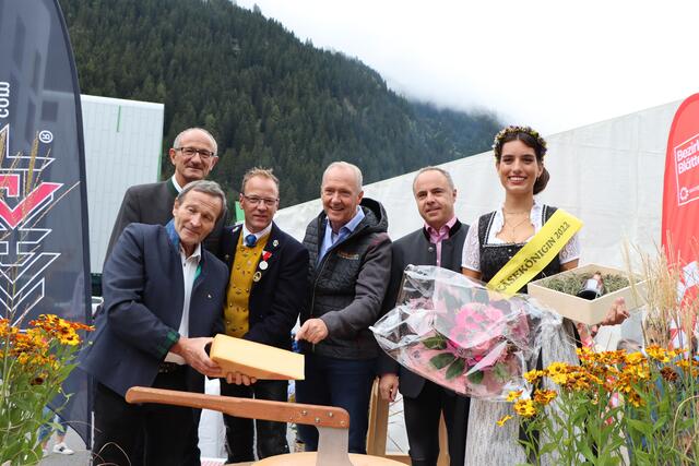 Beim 13. Markttag am Florianplatz stand der Paznauner Almkäse im Vordergrund. Im Bild: Hermann Huber, LR Toni Mattle, MK-Obmann Dietmar Walser, Haubenkoch Martin Sieberer, Seilbahnvorstand Markus Walser und Käsekönigin Nina Wolf (v.l.). | Foto: Othmar Kolp