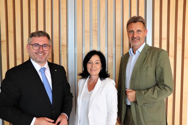 vlnr.: Mobilitätslandesrat Ludwig Schleritzko (ÖVP), Landtagsabgeordnete Margit Göll (ÖVP) und VOR Geschäftsführer Wolfgang Schroll. | Foto: Stefanie Hobiger