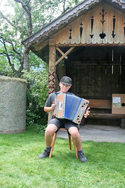 Jungbauer Andre Hammer sorgte mit seiner Steirischen für gute Unterhaltung | Foto: Mair