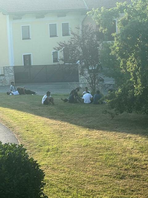 Asylsuchende sitzen auf einer Wiese in Lengfelden. | Foto: Anonyme Anrainerin
