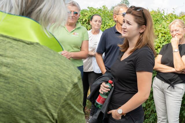Marlene Svazek im Gespräch mit Anrainern aus dem Bergheimer Ortsteil Lengfelden. | Foto: FPÖ Salzburg/Dom Kamper