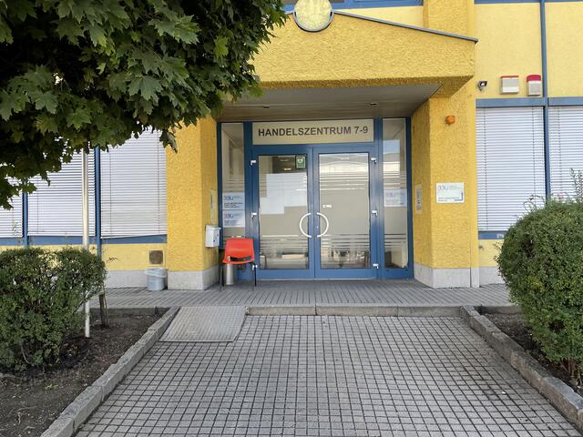 Die Begehung des Asylheims war aufgrund der zugesperrten Haustür nicht möglich. | Foto: Philip Steiner