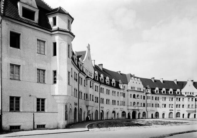 Damals 1925: Wohnanlage an der Wimhölzelstraße
Die Wohnanlage von Stadtbaudirektor Curt Kühne wurde in den Jahren 1921 bis 1925 als Vorzeigeprojekt damaliger Wohnbaupolitik verwirklicht. Der dreigeschoßige Komplex hebt sich durch seine geschwungene Fassade vom üblichen sozialen Wohnbau ab. Die endgültige Verbauung des „Wimhölzel-Hinterlandes“ zwischen Franckstraße, Wimhölzelstraße, Ing.-Stern-Straße und Hittmairstraße dauerte bis in die 1950er-Jahre. | Foto: Archiv der Stadt Linz