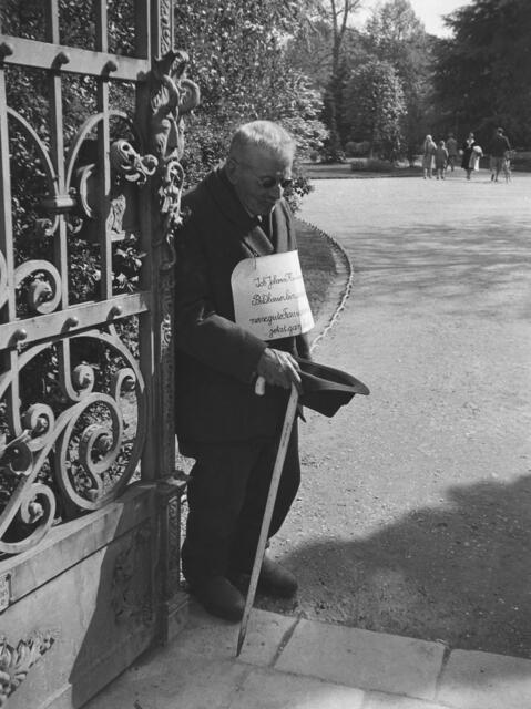 Damals 1931: Blinder Bettler beim Volksgarten
Besonders hart traf die Weltwirtschaftskrise der frühen 1930er Jahre die Schwächsten in der Gesellschaft. Konnten sie schon zuvor nur auf unzureichende staatliche Unterstützung bauen, so fielen nun auch noch die mildtätigen Gaben deutlich geringer aus. Interessantes Detail auf dem Bild ist das reich verzierte schmiedeeiserne Tor zum Volksgarten. Die Umfriedung des Volksgartens wurde 1950 abgetragen. | Foto: Archiv der Stadt Linz