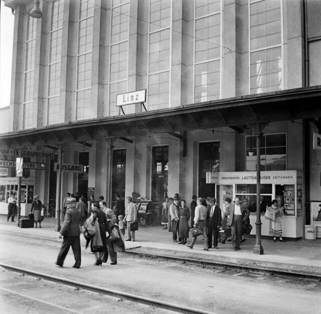 Damals 1937: Der Hauptbahnhof in Linz
Das ursprüngliche Gebäude des Linzer Bahnhofs wurde 1858 im Stil des Historismus errichtet. Nachdem bereits um 1920 erste Überlegungen eines Umbaus angestellt worden waren, konnte dieser erst zwischen 1931 und 1936 durch Anton Wilhelm realisiert werden. Durch einen Bombenschaden 1945 in Mitleidenschaft genommen, wurde der Komplex zwischen 1945 und 1955 abermals im Zuge der Wiederaufbauarbeiten erweitert. | Foto: Archiv der Stadt Linz