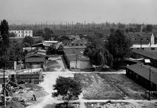 Damals vor 1950: „Wohnlager 5“ in Kleinmünchen
Während der NS-Zeit entstanden zahlreiche Lager für diejenigen Arbeiterinnen und Arbeiter, die für Bau, Industrie und Gewerbe angeworben bzw. zwangsweise verpflichtet wurden. Die Lager blieben wegen Wohnungsmangels teils weit über 1945 hinaus bestehen, so auch das so genannte „Wohnlager 5“ an der Wiener Straße beim Bahnhof Kleinmünchen. An der Stelle dieses Lagers wurde 1951 die Straßenbahnremise errichtet.  | Foto: Archiv der Stadt Linz