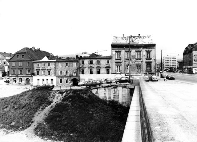 Damals 1970er: Die Ottensheimer Straße
Mit dem Bau der Nibelungenbrücke wurde die Ottensheimer Straße vom Verkehrsstrom abgeschnitten und verlor ihre einstige Bedeutung als Teil des historischen Ortskerns von Urfahr. Damit einher ging ein schleichender Verfall der Bausubstanz. Im Haus rechts befand sich ehemals das Gasthaus „Zum Goldenen Löwen“, zwei Häuser weiter die Gastwirtschaft Dangl. Ganz links war ab 1874 eine Druckerei untergebracht. | Foto: Archiv der Stadt Linz
