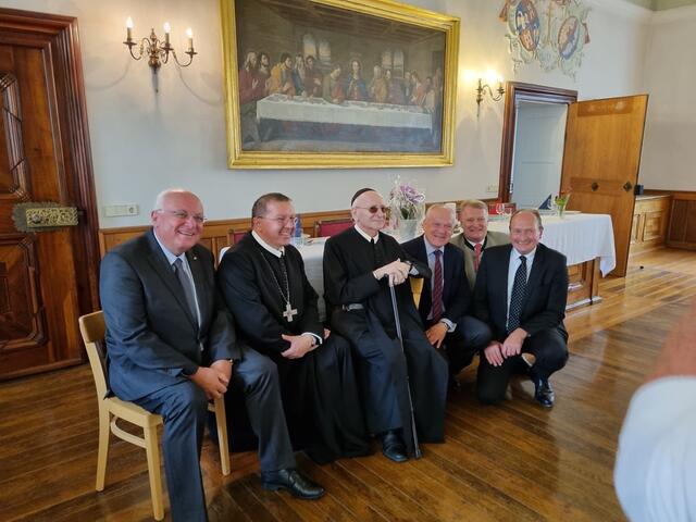 Landeshauptmann a. D. Franz Schausberger, Abt Johannes Perkmann, Bezirkshauptmann a. D. Reinhold Mayer, Dieter Kiener (Stiegl-Bier)und Bürgermeister Adi Hinterhauser gratulierten dem Jubilar Alt-Abt Nikolaus Wagner (Mitte). | Foto: Schausberger