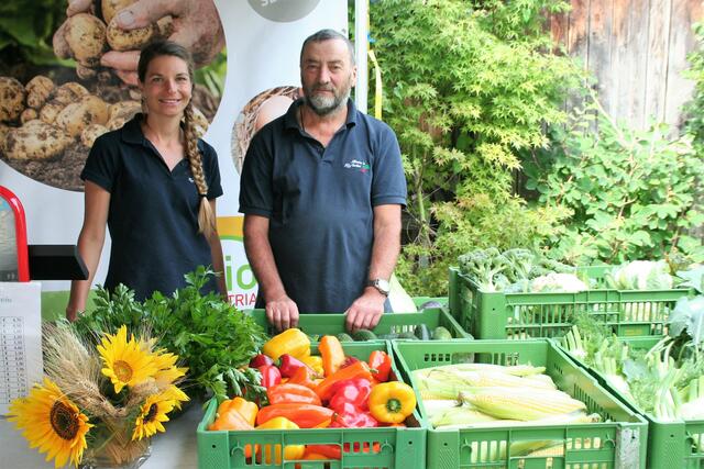Veronika und Hans Lacher, Biobauern aus Telfes, waren als Partner des Team Biohof mit einem Gemüse-Stand vertreten | Foto: Mair