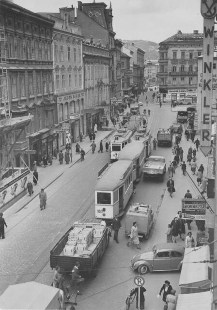 Damals 1951: Landstraße mit Straßenbahn E
Der Autoverkehr auf der Landstraße bestand Anfang der 1950er-Jahre vor allem aus Lastwägen und weniger aus privaten Pkws. Ein Baugerüst zeugt noch von den Renovierungsarbeiten nach den Bombenschäden in der Innenstadt. Die Straßenbahnlinie E fuhr regelmäßig von der Kaarstraße in Urfahr nach Ebelsberg. Erst im September 1974 wurden die Linzer Straßenbahnlinien mit Ziffern statt mit Buchstaben gekennzeichnet. | Foto: Archiv der Stadt Linz