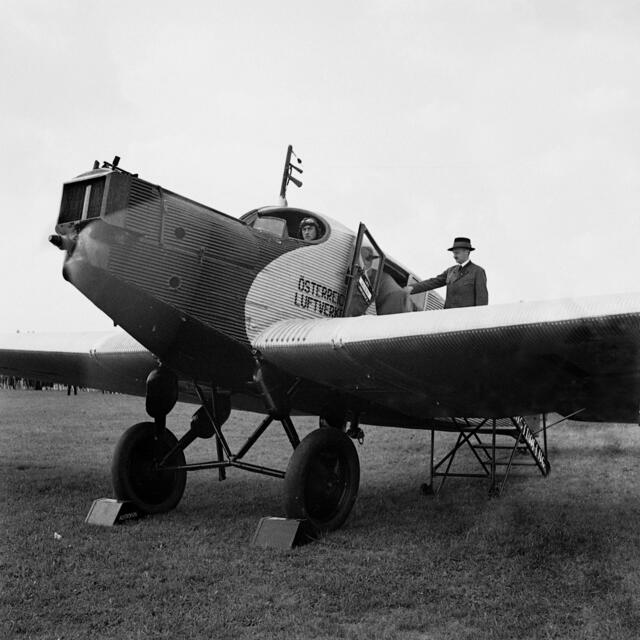Damals 1937: Eröffnung der Fluglinie Linz-Salzburg-Innsbruck
Auf Bestrebungen der Stadt und allen voran des damaligen Bürgermeisters Wilhelm Bock konnte 1937 erreicht werden, dass die bereits bestehende Fluglinie Innsbruck-Salzburg bis Linz verlängert und die Stadt damit erstmals in den ständigen Linienverkehr eingebunden wurde. Zuvor war der Linzer Flughafen nur vom Privatverkehr genutzt worden. Geflogen wurde mit einmotorigen Flugzeugen der deutschen Firma Junkers. | Foto: Archiv der Stadt Linz