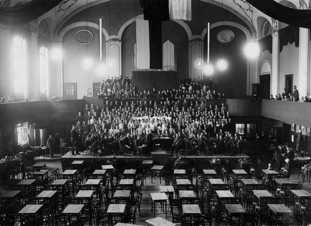 Damals 1929: Aufführung des Oratoriums „Die Stunde der Befreiung“ im Volksgartensaal
Die Arbeitermusikbewegung erfreute sich in der Ersten Republik großer Beliebtheit. Nachdem anfangs vornehmlich traditionelles Liedgut mit kleineren Chören einstudiert worden war, versuchte man sich ab Mitte der 1920er Jahre auch an der Aufführung modernerer Werke mit großen Chören. Das Bild zeig die Aufführung des sozialistischen Oratoriums „Die Stunde der Befreiung“ 1929 im städtischen Volksgartensaal. | Foto: Archiv der Stadt Linz
