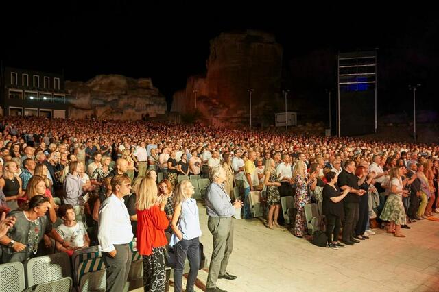 Die vielen Welthits ließen die Besucherinnen und Besucher nicht lange in ihren Sitzen sitzen. | Foto: Emmerich Mädl