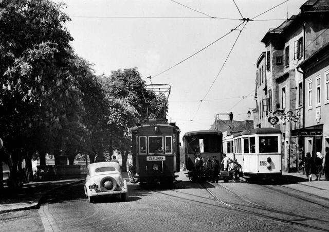 Damals 1950er: öffentlicher Verkehr in Ebelsberg
Ebelsberg war lange ein verkehrstechnisches Nadelöhr: An der Wiener Straße beim Fadingerplatz mussten sich die Fahrzeuge aneinander vorbei zwängen. Seit 1913 war die Lokalbahn nach St. Florian unterwegs, und ab 1929 fuhr die Straßenbahn nach Ebelsberg. Beide Linien wurden im Zuge der Errichtung der neuen Traunbrücke 1973 eingestellt. Erst 2001 wurde Ebelsberg wieder an das Straßenbahnnetz angeschlossen. | Foto: Archiv der Stadt Linz