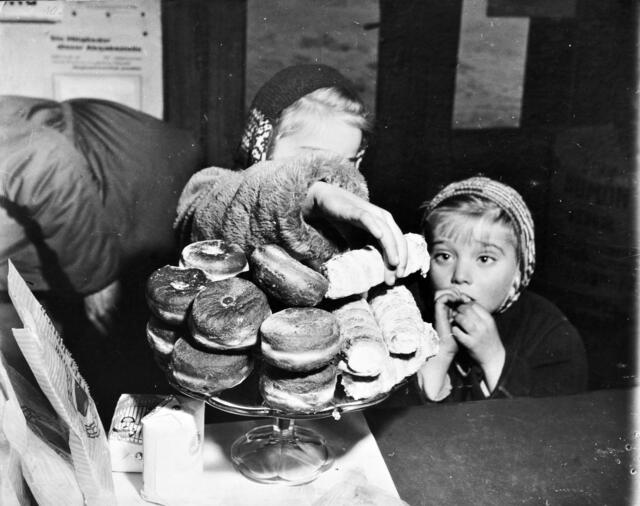 Damals 1946: Lang entbehrte Leckereien
Nach dem Ende des Zweiten Weltkriegs musste die Linzer Bevölkerung noch über längere Zeit die Folgen von Misswirtschaft und Krieg tragen. Besonders schwer wogen die Einschränkungen in der Lebensmittelversorgung. Linderung verschafften internationale Hilfslieferungen, zu besonderen Gelegenheiten erhielten Kinder durch Hilfsorganisationen Süßigkeiten, die sie zum Teil noch nie in ihrem Leben gekostet hatten. | Foto: Archiv der Stadt Linz