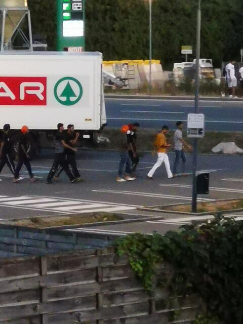 Asylsuchende beim Spar.  | Foto: Anonyme Anrainerin