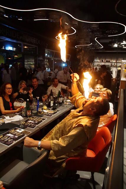 In der Bikerbar Lazarus wurde mit den rund 300 Gästen gefeiert. Hier „Aladdin" voll in Aktion. Ob er sein Steak auch so zubereitet? | Foto: Hans Georg Ainerdinger