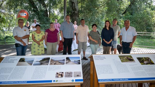 Nationalparkdirektorin Edith Klauser, Bürgermeister Josef Reiter sowie weitere Teilnehmende der Gemeinde besichtigen die neu gestaltete Auterrasse | Foto: Kovacs