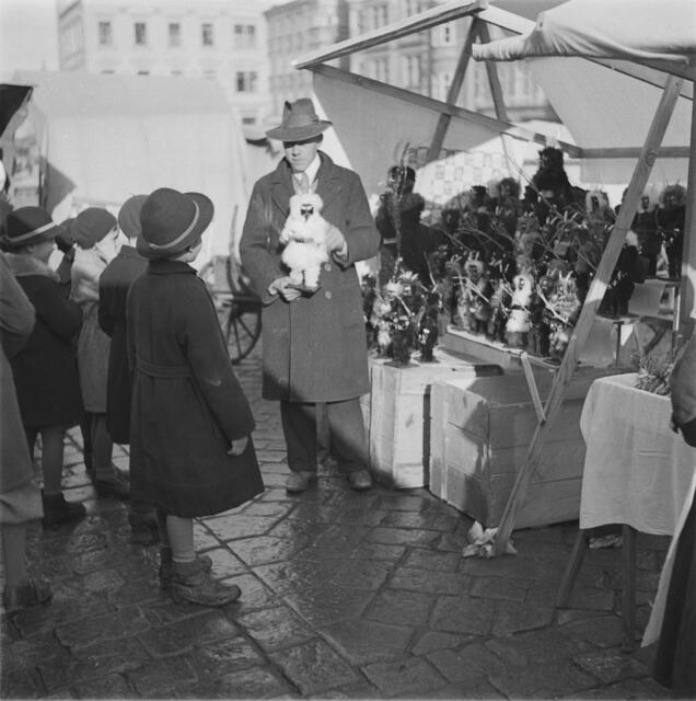 Damals 1935: Nikolausmarkt am Hauptplatz
Am Beginn der Adventszeit stand früher der alljährliche Nikolausmarkt. Dieser auf dem Linzer Hauptplatz stattfindende, sich über drei Tage erstreckende Markt, bot das ganze Spektrum wohlschmeckender und dekorativer Festtagswaren. Neben allerlei Lebkuchen sowie verschiedenen Süßigkeiten mit Feigen, Datteln und Zwetschken, durfte neben dem wohltätigen Nikolaus natürlich auch der Krampus auf dem Markt nicht fehlen. | Foto: Archiv der Stadt Linz