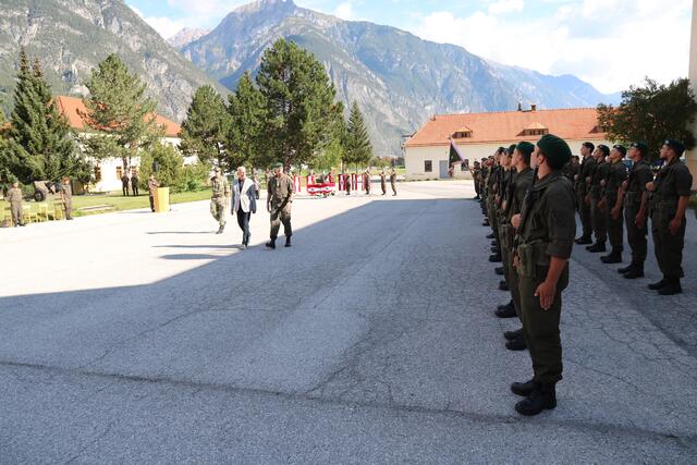 Der Militärkommandant Brigadier Ingo Gstrein und der Bürgermeister von Landeck, Herbert Mayer beim Abschreiten der Front. | Foto: Vizeleutnant Gerhard Eller