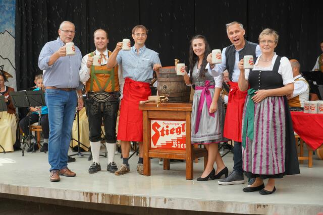 Nach dem traditionellen Bieranstich wurde ausgelassen gefeiert. | Foto: TVB Uttendorf Weißsee/Thämlitz-Höllerer