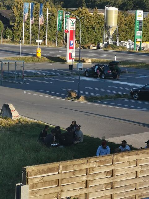 Asylsuchende auf einer Wiese neben dem Spar in Lengfelden. | Foto: Anonyme Anrainerin