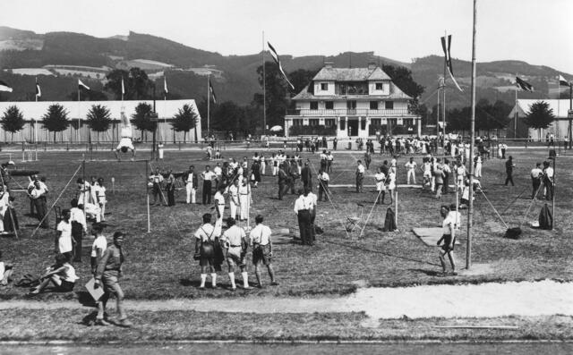 Damals 1937: Das alte Arbeiterstadion
Der Arbeiter-Turn- und Sportverein unterhielt eine eigene Sportstätte in Linz-Lustenau, zwischen der Semmelweisstraße und der Prinz-Eugen-Straße. Zum Stadion gehörte auch ein stattliches Sportheim, welches 1928 eröffnet wurde und hier im Hintergrund zu sehen ist. 1934 wurde der Verein verboten, das Stadion wurde dem Heeressportverband übereignet. Der Sportplatz wurde schließlich in der NS-Zeit aufgelassen. | Foto: Archiv der Stadt Linz