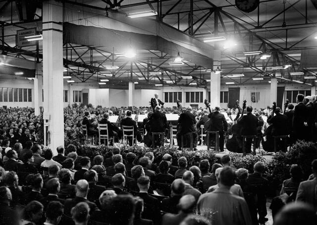 Damals 1953: Konzert der Wiener Philharmoniker
Schon kurz nach Kriegsende begann man in Linz mit der Wiederaufnahme des musikalischen Veranstaltungswesens. Als Veranstaltungsorte mussten nach Zerstörung oder Beschlagnahme geeigneter Räumlichkeiten ungewöhnliche Orte genutzt werden. Aus diesem Grund fand am 1. Juni 1953 ein Symphoniekonzert der Wiener Philharmoniker unter der Leitung von Wilhelm Furtwängler in der Kleinmünchner ESG-Remise statt. | Foto: Archiv der Stadt Linz