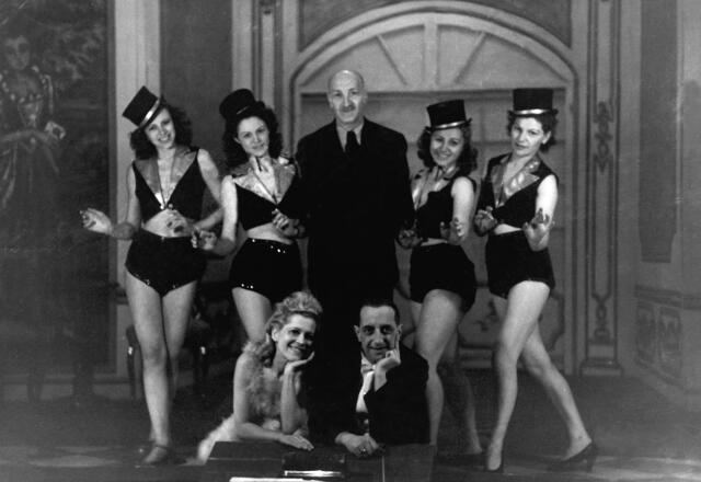 Damals 1946: „Die Mitternachtsgräfin“ im Volkstheater Urfahr
Mit der Teilung der Stadt Linz in zwei Besatzungszonen im Sommer 1945 wurde aus einer Stadt wieder zwei unabhängige Kommunen. Um von Linz unabhängig zu sein, wurde im Spätsommer 1945 auf Wunsch der russischen Militärregierung das Volkstheater Urfahr eröffnet. Obwohl erfolgreich aus künstlerischer Sicht, war die finanzielle Situation des Theaters schwierig. Bereits 1949 musste es wieder geschlossen werden. | Foto: Archiv der Stadt Linz