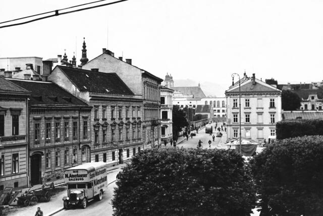 Damals 1940: Die Westseite des Hessenplatzes
Die Dametzstraße wurde in der NS-Diktatur als „Freiheitsstraße“ bezeichnet und sollte an den „Anschluss“ Österreichs an das „Dritte Reich“ und die Befreiung Österreichs durch die Nationalsozialisten im März 1938 erinnern. Das Gebäude rechts, Dametzstraße 53, entstand im Jahr 1863. Eine seit 1927 angebrachte Gedenktafel an der Ostseite des Hauses erinnert an den oberösterreichischen Dichter Edward Samhaber. | Foto: Archiv der Stadt Linz
