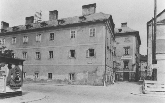 Damals 1936: Das Collegium Nordico vor dem Umbau zum Museum
Erbaut um 1608/09 kam das Gebäude 1708 in den Besitz der Jesuiten, die daraus eine Schule für protestantische Kinder aus den nordischen Ländern machten. Bereits 1787 unter Joseph II. wieder aufgelöst und profaniert. Das vorgelagerte Haus in der Bildmitte zeigt die zum Mietsgebäude umgebaute Bethlehemkapelle. Dieser Vorbau wurde 1962 abgebrochen. 1973 bezog das Stadtmuseum den umgebauten, verkleinerten Hauptbau. | Foto: Archiv der Stadt Linz