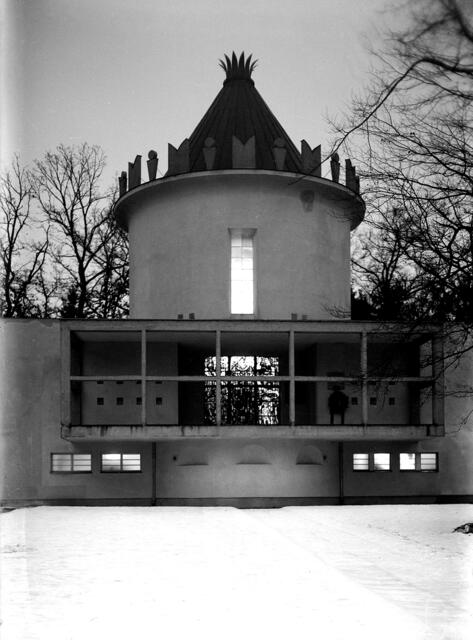 Damals 1929: Eine Feuerhalle für Linz
Nach 1918 organisierten sich die Befürworter der Feuerbestattung in Oberösterreich im Verein „Die Flamme“. 1926 überließ die Stadt Linz dem Verein einen Teil des Urfahrer Stadtwäldchens zur Anlage eines Urnenhains. Erst 1929 wurde eine Feuerhalle nach Plänen von Julius Schulte errichtet, bis dahin mussten Einäscherungen in Wien oder Steyr erfolgen. 2003 wurde ein modernes Krematorium in Betrieb genommen. | Foto: Archiv der Stadt Linz