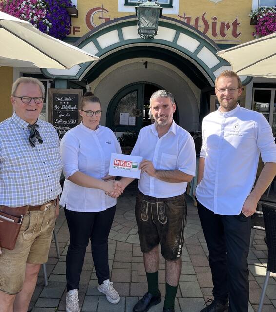 Die Übergabe des Gewinns fand vor dem Gasthaus Grafenwirt in Aich statt: Franz Danklmaier sen., Katharina Mayer, Christian Hollinger sowie Franz Danklmaier jun. | Foto: WKO Ennstal/Salzkammergut