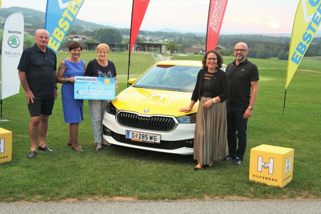 Über das erfolgreiche Turnier freuen sich Theresia Neuhofer und Resi Fletschberger, Obfrauen des Regionalausschusses des Hilfswerks im Flachgau, Landesrätin Daniela Gutschi (2. v.r.), Hilfswerk-Vereinspräsident Christian Struber (links) und der Regionalleiter des Flachgaus Gert Pfarrmaier (rechts). | Foto: Hilfswerk Salzburg  