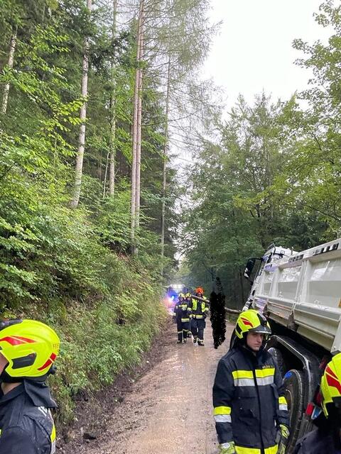 Die Feuerwehr musste einen Lkw in Gaming bergen. | Foto: FF Kienberg/Gaming