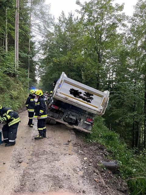 Die Feuerwehr musste einen Lkw in Gaming bergen. | Foto: FF Kienberg/Gaming