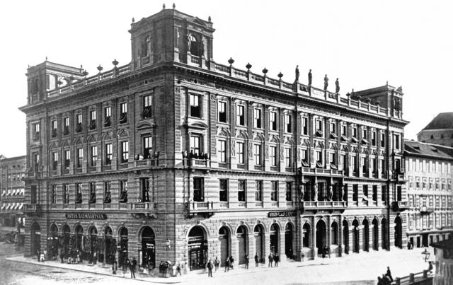 Damals um 1900: Das „Sparkassengebäude“
Die Errichtung einer eisernen Donaubrücke brachte eine Umgestaltung des Linzer Brückenkopfs. In den Jahren 1873 bis 1875 entstand ein von der Allgemeinen Sparkasse finanziertes repräsentatives Geschäftshaus. Das in den Formen der italienischen Spätrenaissance errichtete Gebäude zählte zu den herausragendsten Leistungen des Historismus in Linz. Es wurde 1939 wegen des Neubaus der Nibelungenbrücke abgerissen. | Foto: Archiv der Stadt Linz