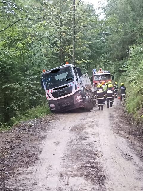 Die Feuerwehr musste einen Lkw in Gaming bergen. | Foto: FF Kienberg/Gaming
