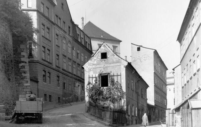 Der Tummelplatz vor der Umgestaltung
Der Tummelplatz wurde in den 1960er Jahren fast komplett umgestaltet. Auf dieser Aufnahme aus dem Jahr 1948 ist im Hintergrund das Schloss zu erkennen. Das Haus an der Schlossauffahrt wurde 1872 errichtet und beherbergte das Landesgendarmeriekommando. Die drei Gebäude in der Bildmitte entstanden in der ersten Hälfte 19. Jahrhunderts. Mit der Umgestaltung des Schlosses zum Museum wurden die Häuser abgetragen. | Foto: Archiv der Stadt Linz